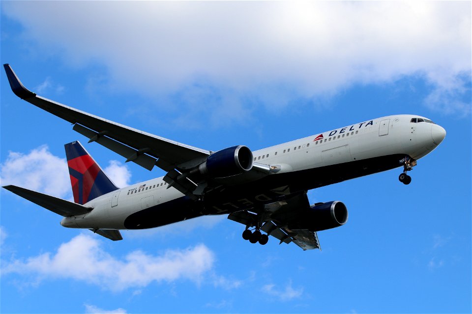 Delta 767-300 arriving at BOS