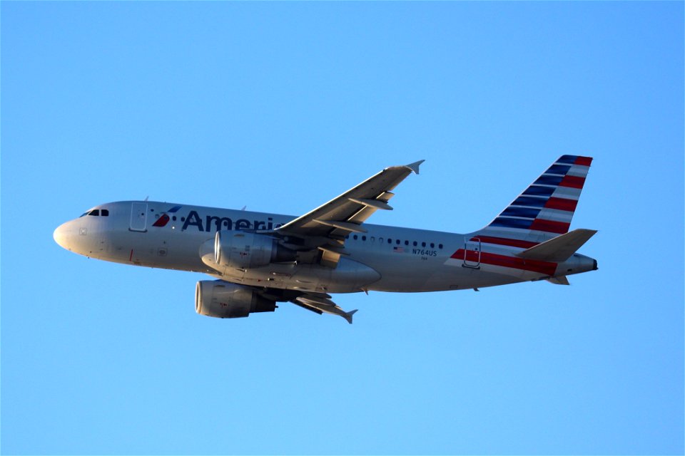 American Airlines A319-100 departing LAX