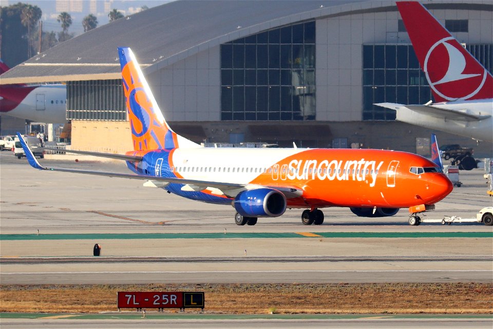 Sun Country Airlines 737-800 at LAX