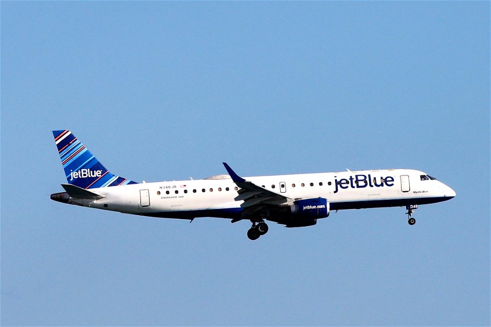JetBlue E190 arriving at BOS