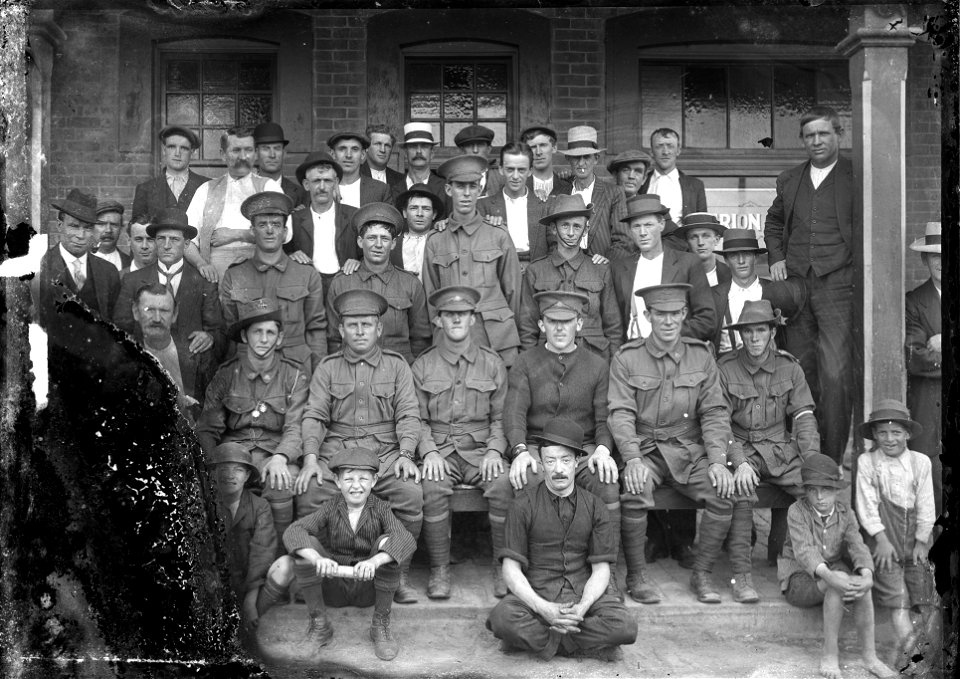 A group of Australian soldiers outside a hotel [Criterion Hotel?], n.d.