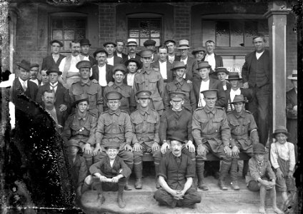 A group of Australian soldiers outside a hotel [Criterion Hotel?], n.d.