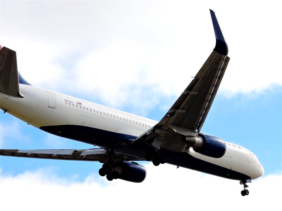 Delta Air Lines 767-300 arriving at LAX