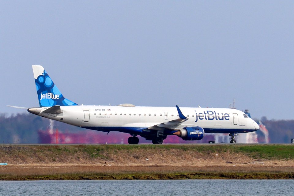 JetBlue E190 arriving at BOS