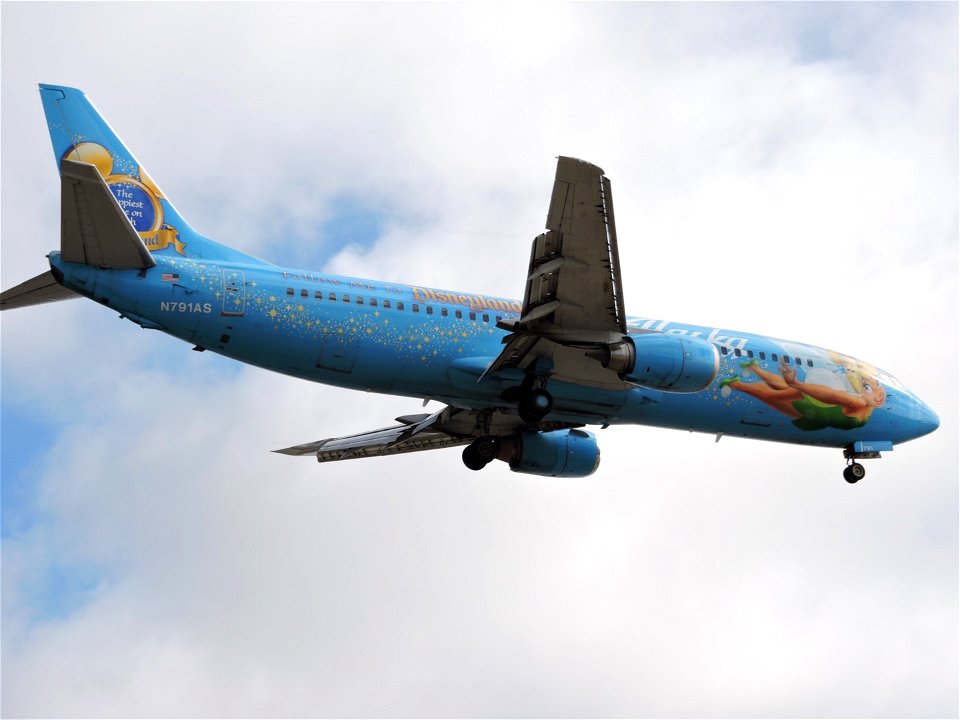 Alaska Airlines 737-400 arriving at LAX