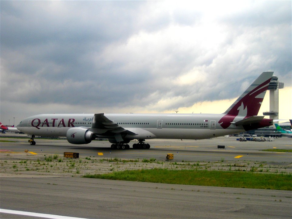 Qatar Airways 777-300 at JFK
