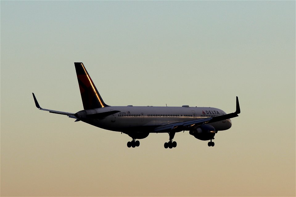 Delta Air Lines 757-200 arriving at BOS
