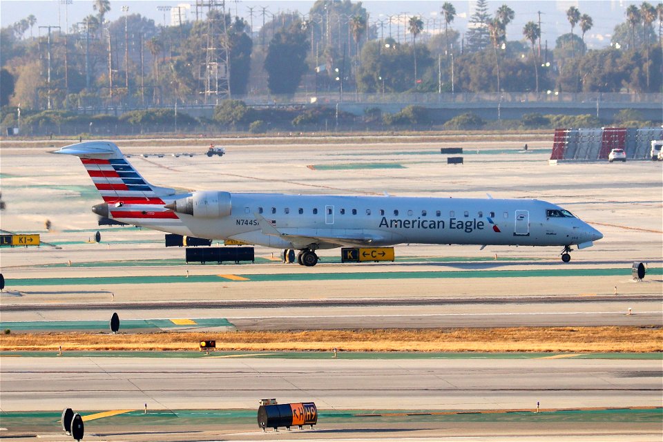 American Eagle CRJ-700 arriving at LAX