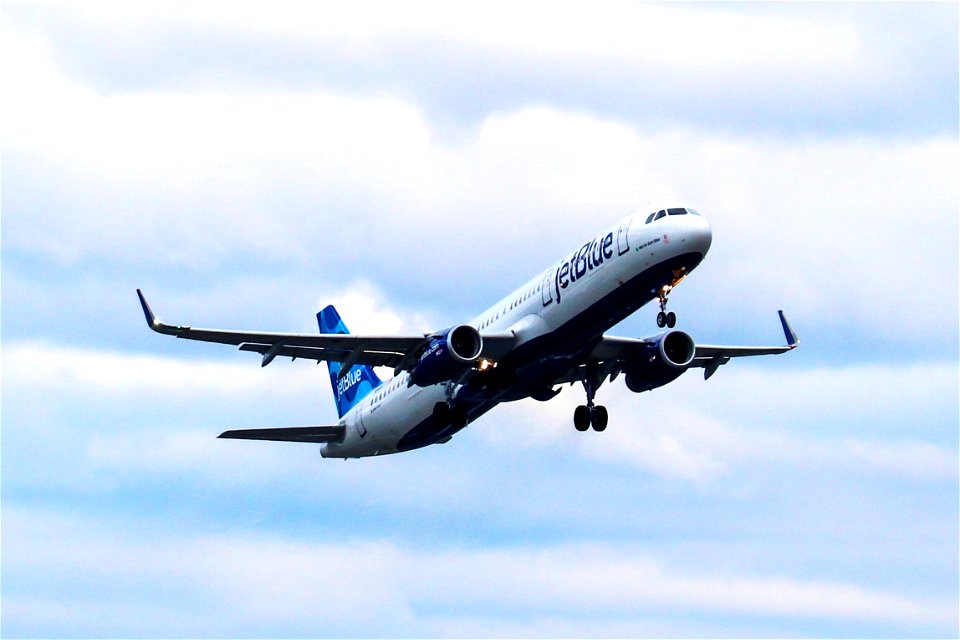 JetBlue A321-200 departing BOS
