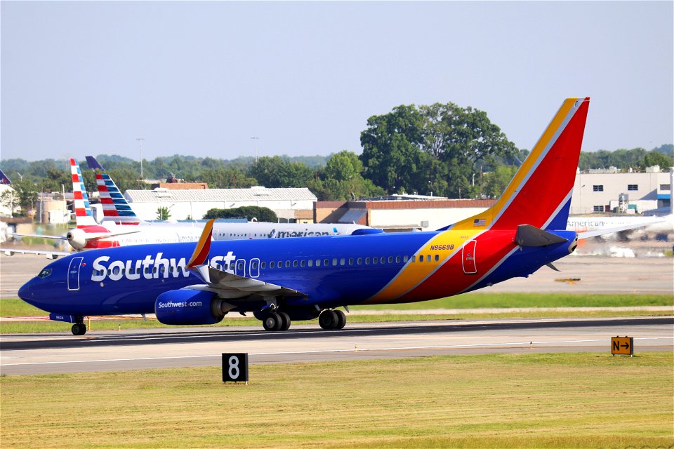 Southwest Airlines 737-800 arriving at CLT