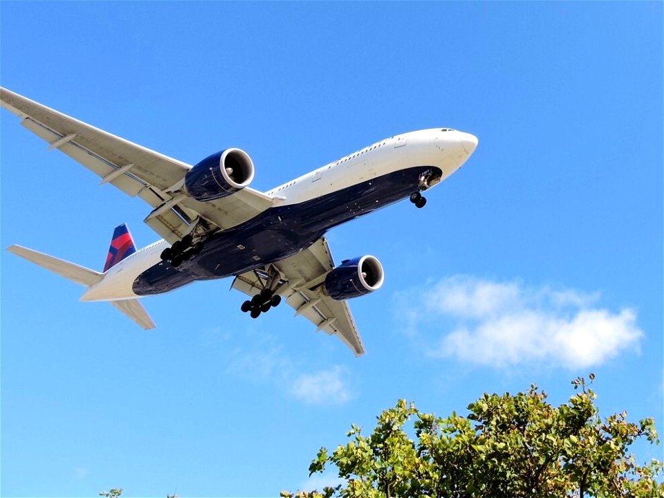 Delta 777-200 arriving at LAX