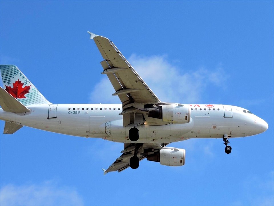 Air Canada A319-100 arriving at LAX