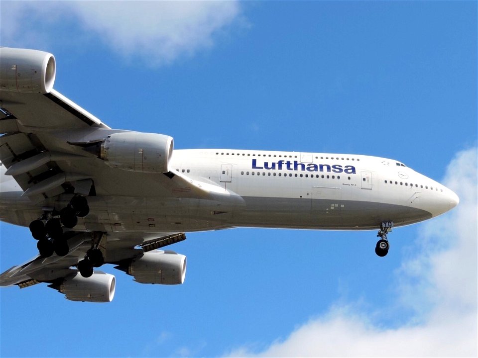 Lufthansa 747-8 arriving at LAX