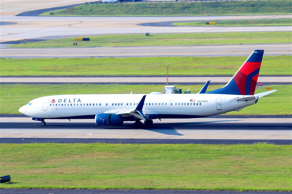 Delta Air Lines 737-900 arriving at ATL