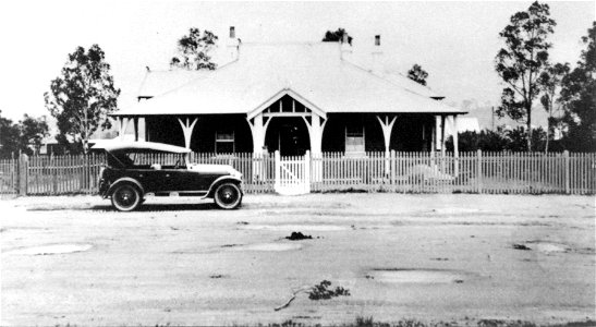 Vintage car in front of a house, [n.d.]