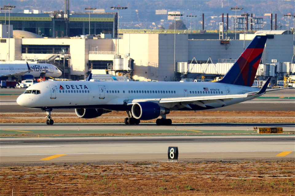 Delta Air Lines 757-200 arriving at LAX
