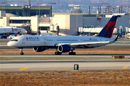 Delta Air Lines 757-200 arriving at LAX