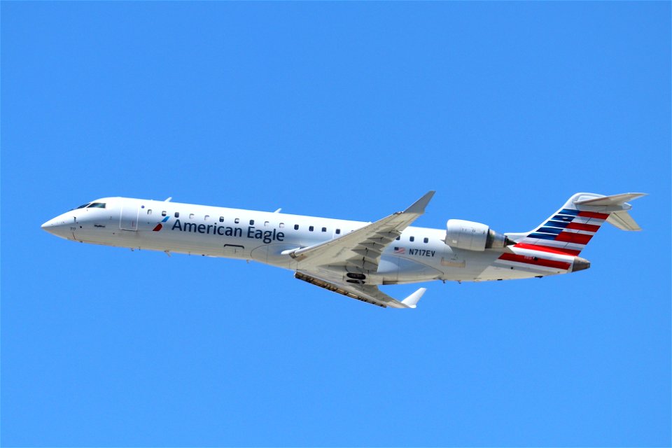 American Eagle CRJ-700 departing LAX