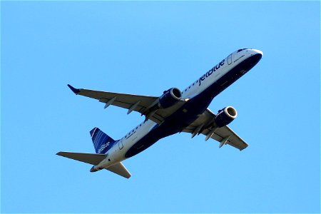 JetBlue E190 departing BOS