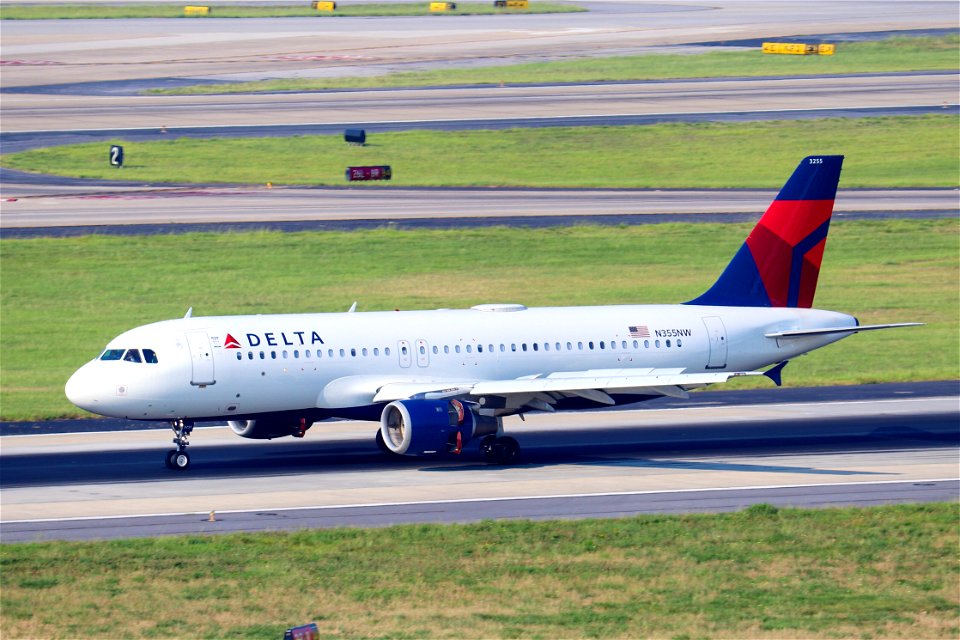 Delta Air Lines A320-200 arriving at ATL