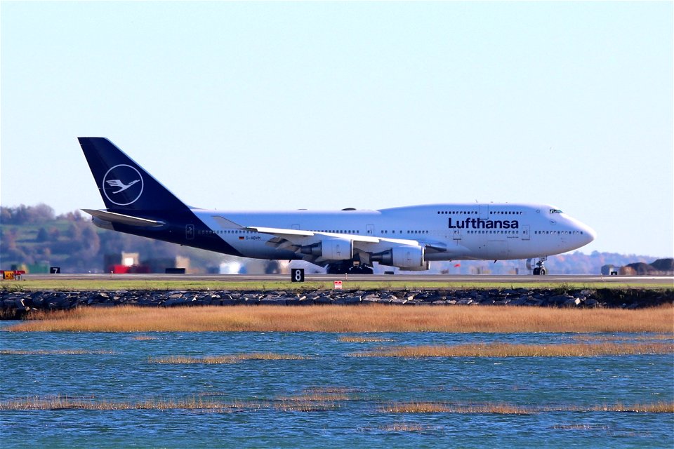 Lufthansa 747-400 arriving at BOS