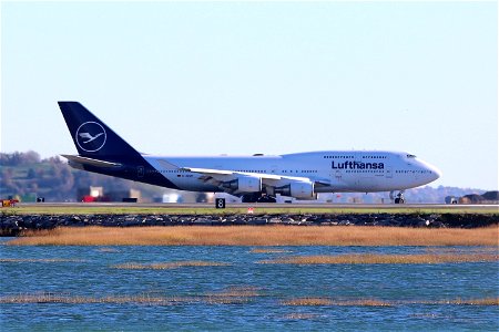 Lufthansa 747-400 arriving at BOS