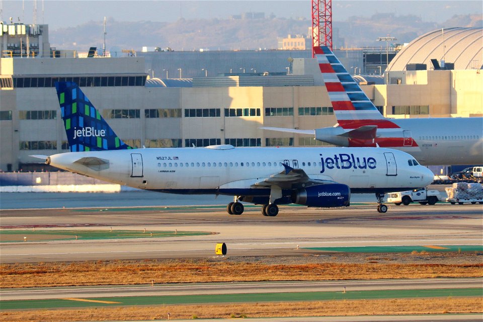 JetBlue A320-200 arriving at LAX