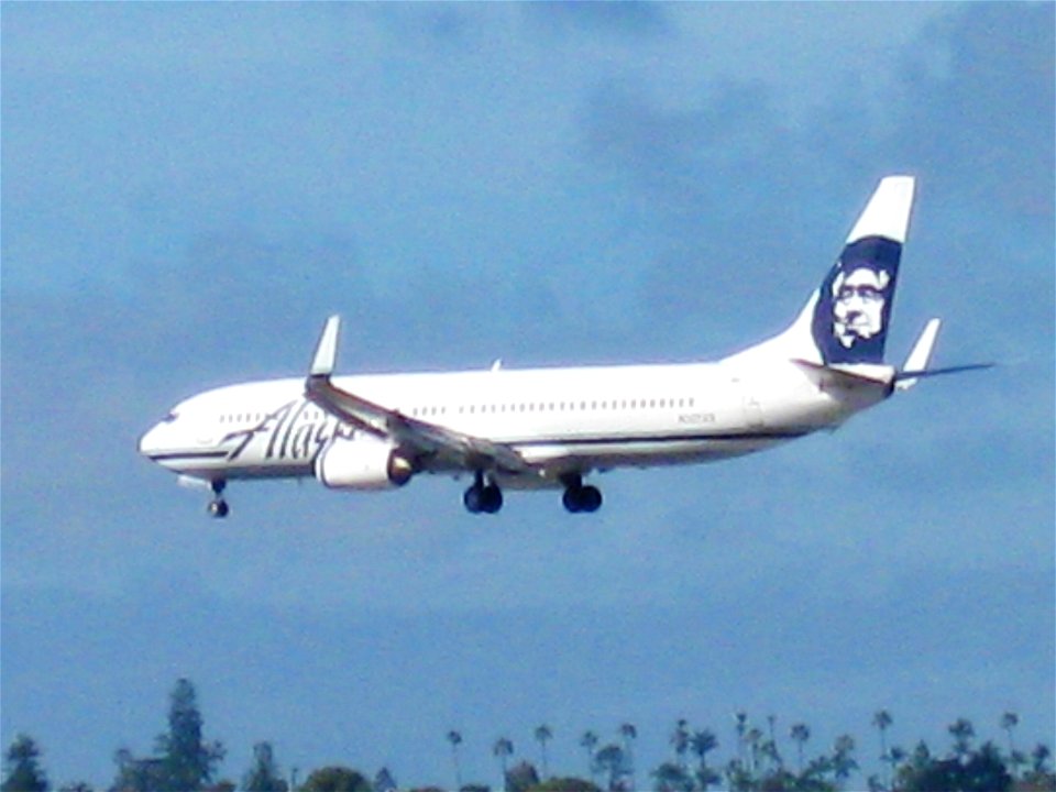 Alaska Airlines 737-900 arriving at SAN