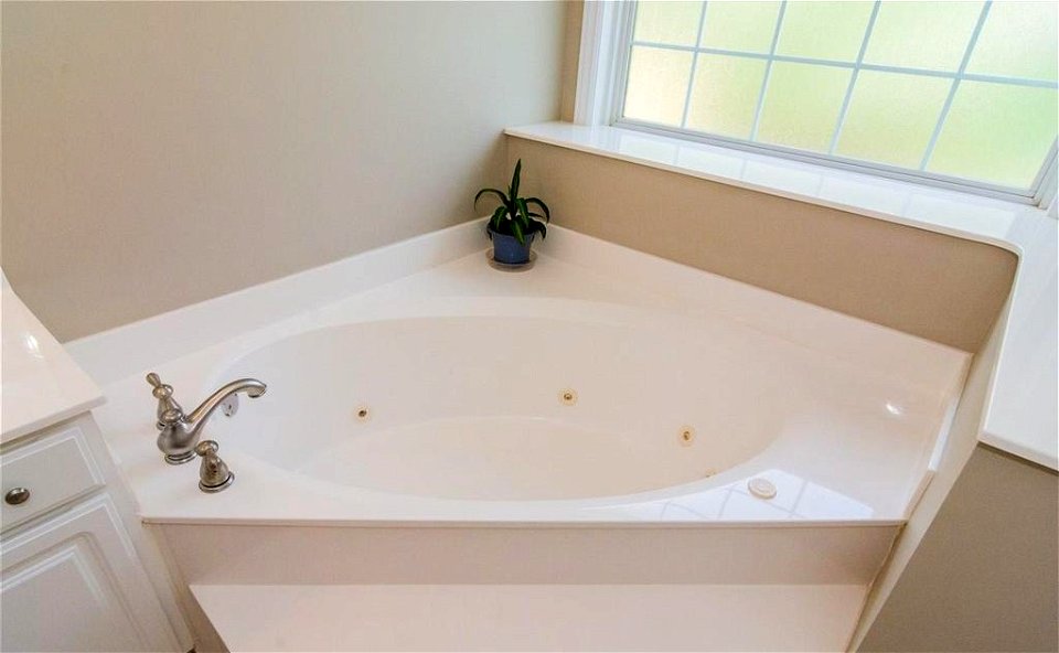 Corner Jetted Tub