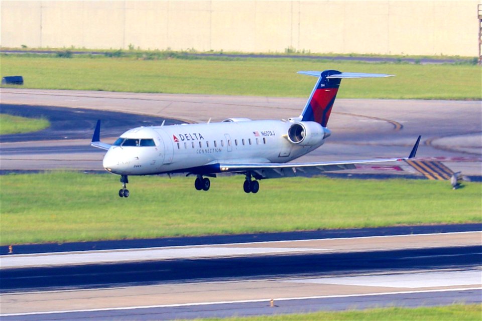 Delta Connection CRJ-200 arriving at ATL