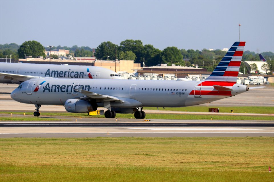American A321-200 arriving at CLT