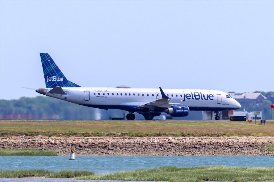 JetBlue E190 arriving at BOS