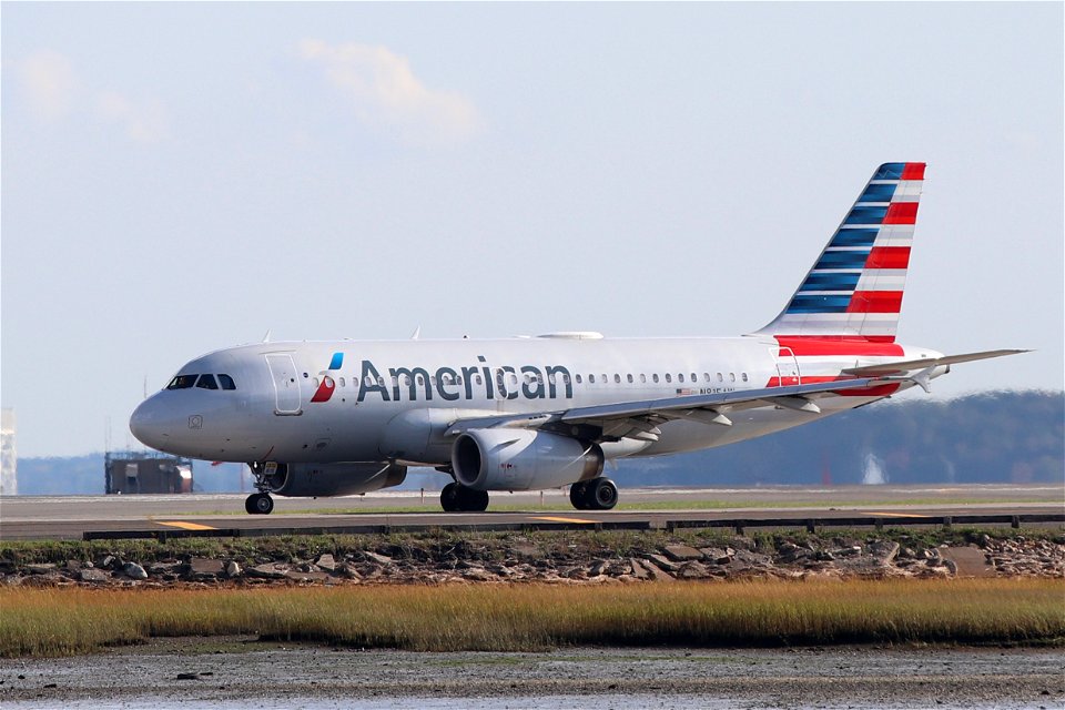 American A319-100 departing BOS