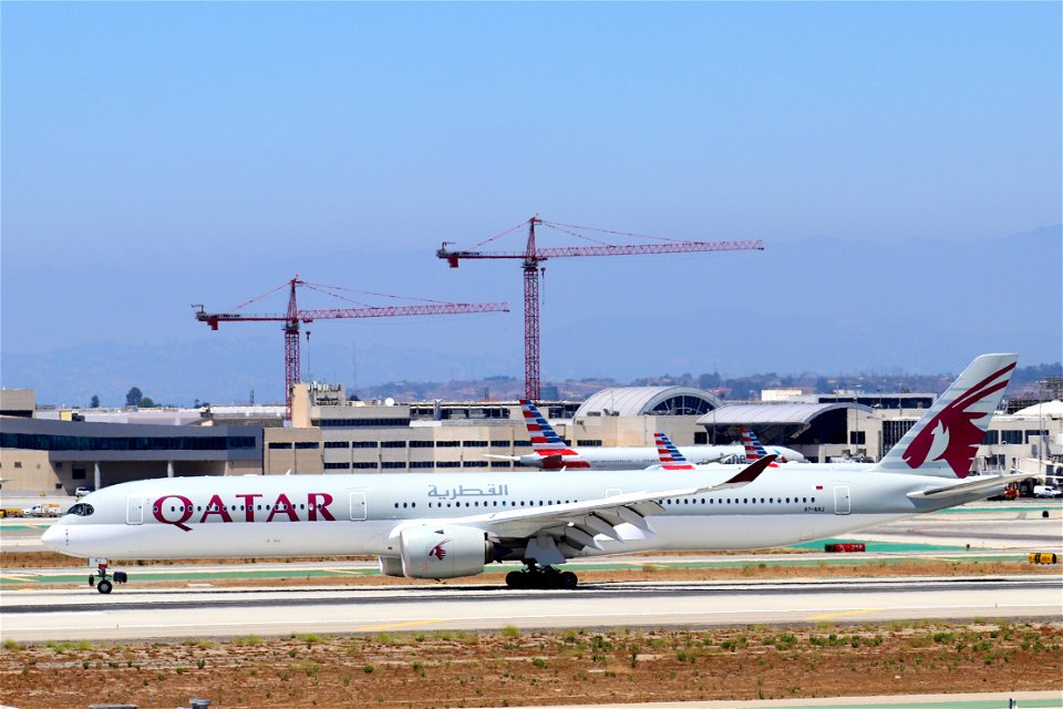 Qatar Airways A350-1000 arriving at LAX