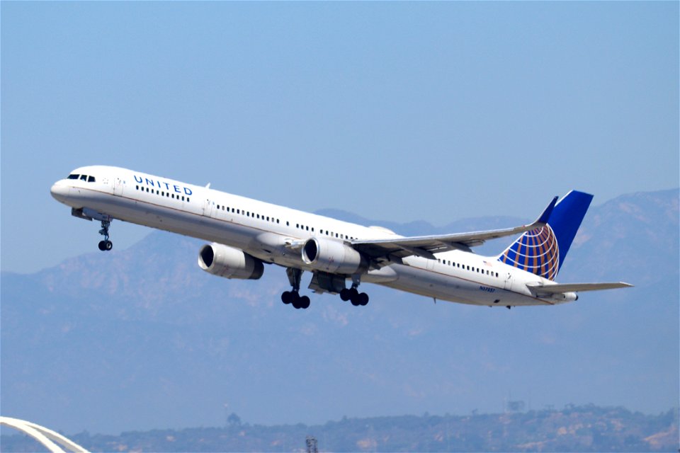 United Airlines 757-300 departing LAX