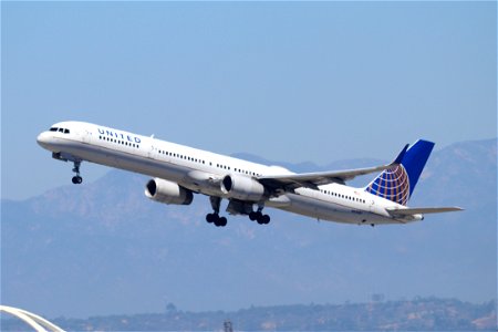United Airlines 757-300 departing LAX