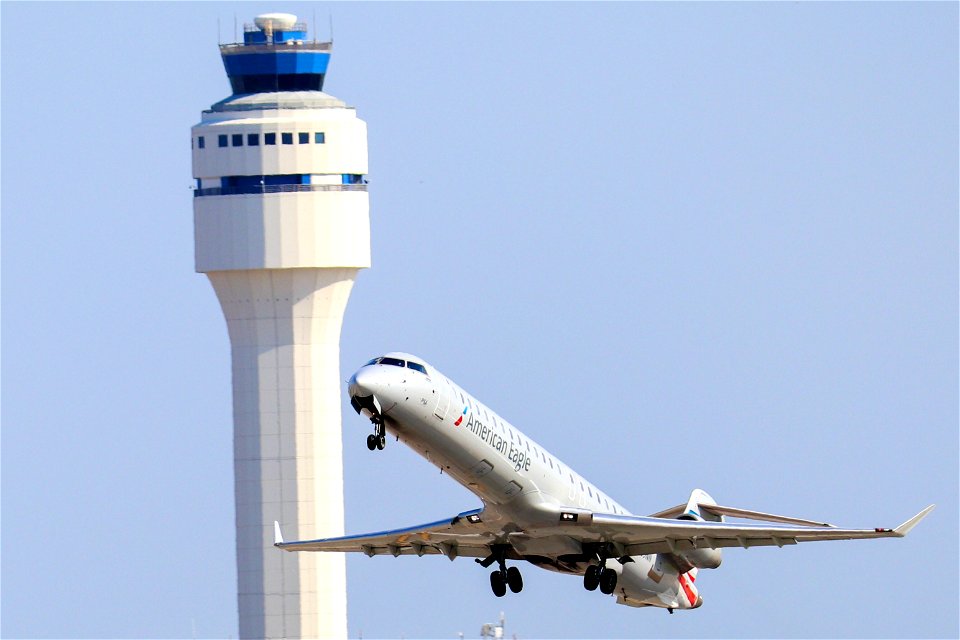 American Eagle CRJ-900 departing CLT