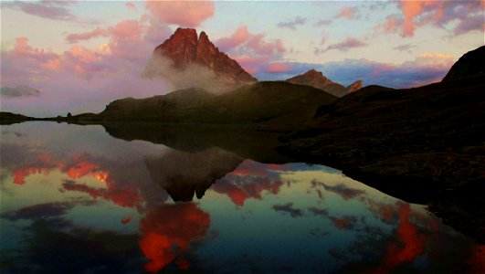 Crepuscule  au refuge d'Ayous .Lac Gentau.