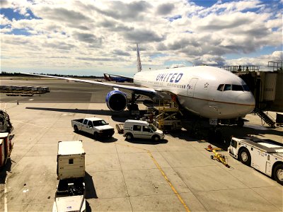 United 777-200 at HNL