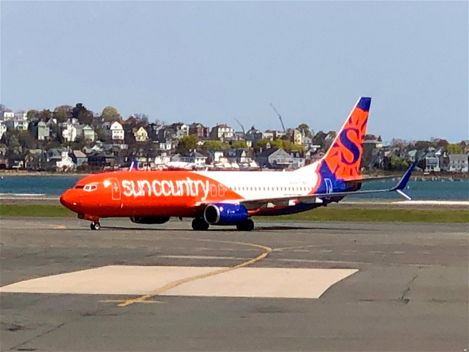 Sun Country 737-800 arriving at BOS