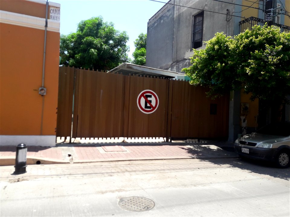 Portón con anuncio de no estacionarse