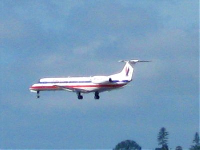 American Eagle E140 arriving at SAN