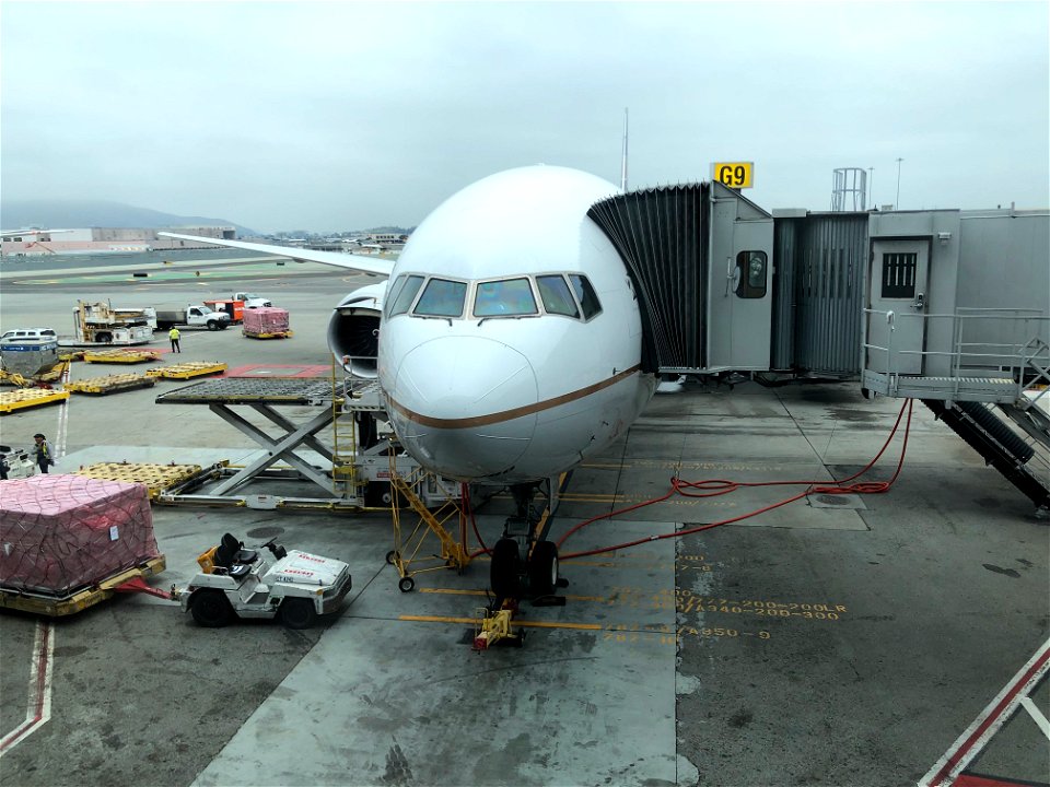 United Airlines 777-300 at SFO