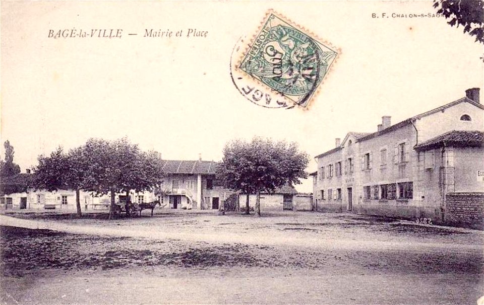 Bagé-la-Ville.Mairie et Place