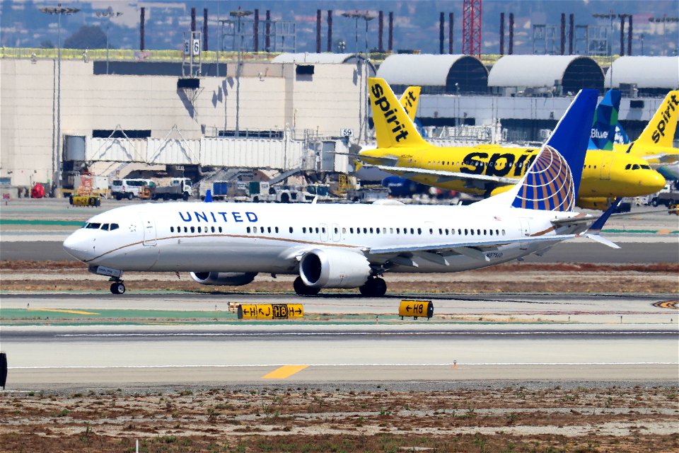 United Airlines 737 Max 9 arriving at LAX