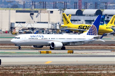 United Airlines 737 Max 9 arriving at LAX