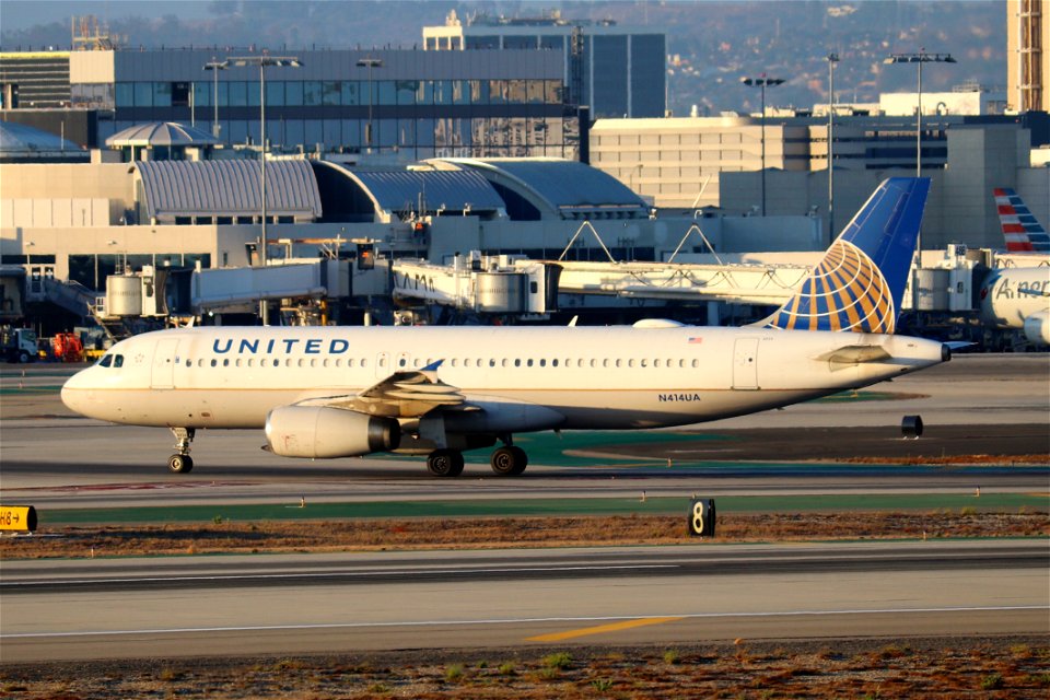 United Airlines A320-200 arriving at LAX