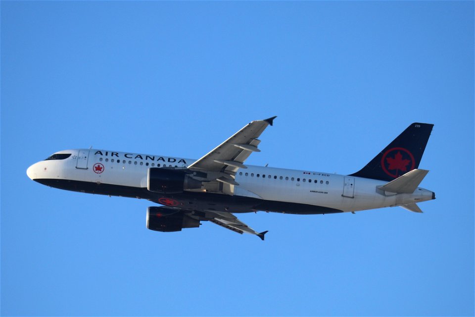 Air Canada A320-200 departing LAX