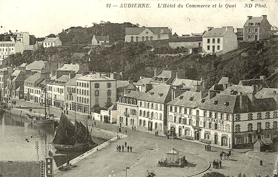Audierne.Hôtel du Commerce et quai