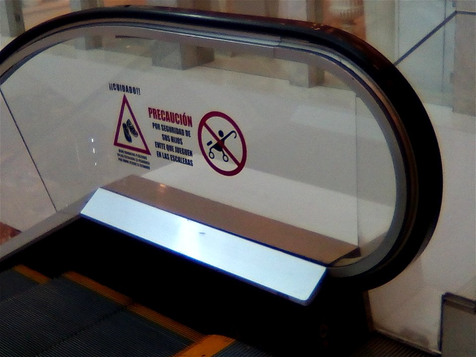 Prohibidas las carriolas y las sandalias en las escaleras eléctricas